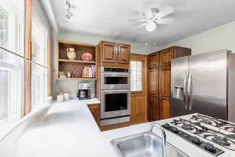 Kitchen - 1014 Douglas Ave, Flossmoor, IL 60422 photo 2 of 2