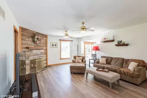 Living - 1014 Douglas Ave, Flossmoor, IL 60422 photo 2 of 3