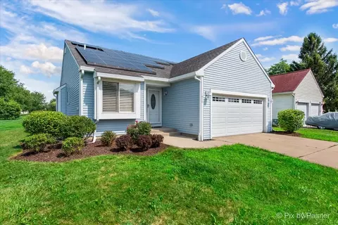 1870 Grosse Pointe Cir, Hanover Park, IL 60133