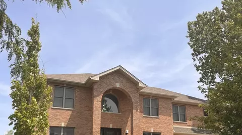 805 S Chatham Ave, Addison, IL 60101