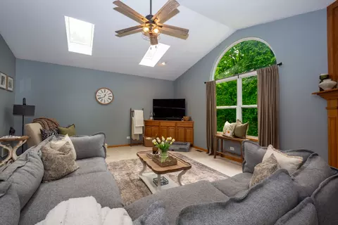 Living - 6809 Normandy Dr, Spring Grove, IL 60081 photo 2 of 5