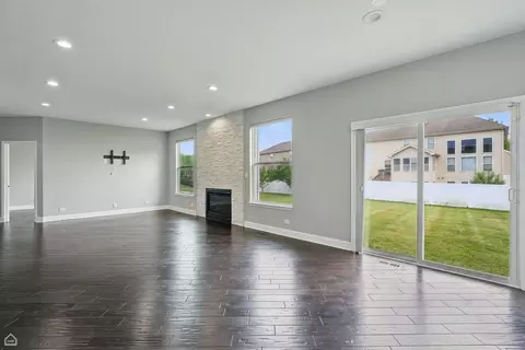 Living - 465 Blue Heron Cir, Bartlett, IL 60103 photo 6 of 11