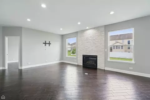 Living - 465 Blue Heron Cir, Bartlett, IL 60103 photo 9 of 11