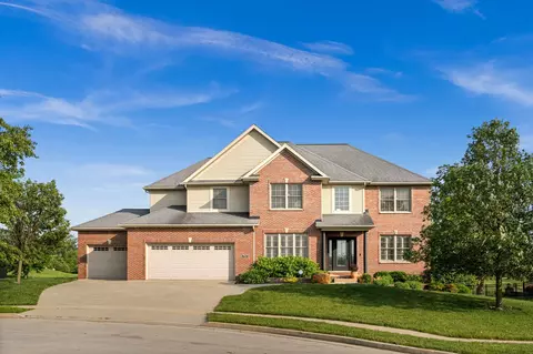 4 Emerald Crest Ct, Bloomington, IL 61705