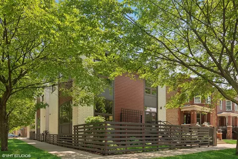 3721 W Roscoe St, Chicago, IL 60618