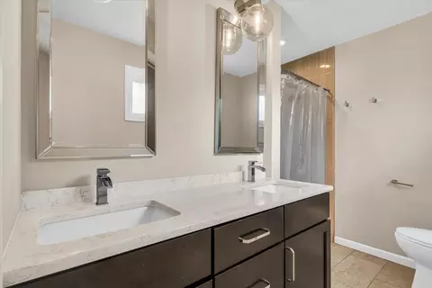 Bath - 70 Greencroft Dr, Champaign, IL 61821 photo 2 of 3