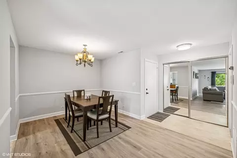 Dining - 2980 Northampton Dr #A2, Rolling Meadows, IL 60008 photo 2 of 2