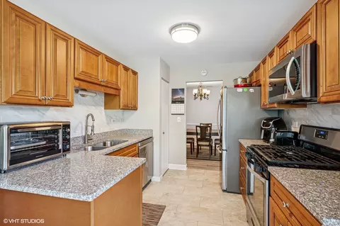Kitchen - 2980 Northampton Dr #A2, Rolling Meadows, IL 60008 photo 2 of 2