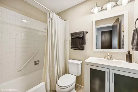 Bath - 2980 Northampton Dr #A2, Rolling Meadows, IL 60008 photo 2 of 2