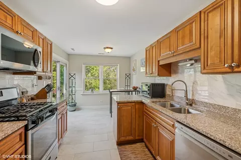 Kitchen - 2980 Northampton Dr #A2, Rolling Meadows, IL 60008 photo 1 of 2