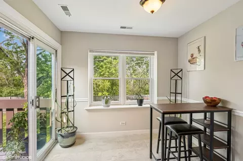 Dining - 2980 Northampton Dr #A2, Rolling Meadows, IL 60008 photo 1 of 2