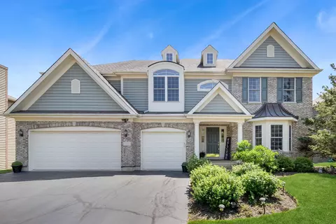 6 Valhalla Ct, Lake In The Hills, IL 60156