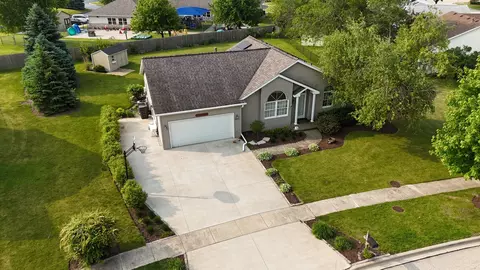 608 Cherry Tree Ln, Genoa, IL 60135 photo 2