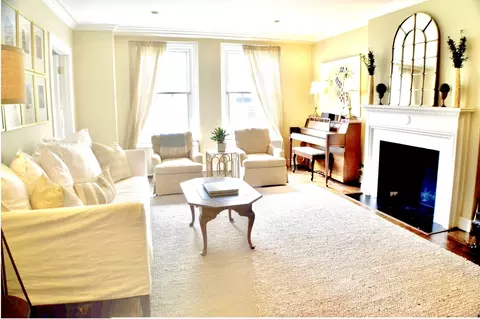 Living - 210 E Pearson St #7B, Chicago, IL 60611 photo 1 of 2