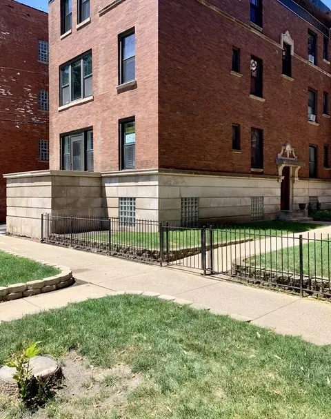 1208 W Waveland Ave #1, Chicago, IL 60613