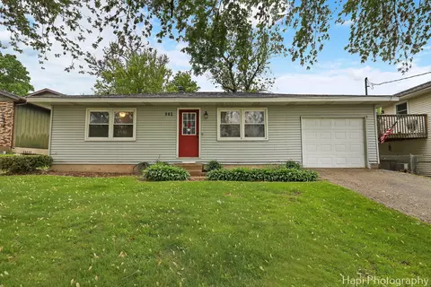 902 Fortress Dr, Mchenry, IL 60050