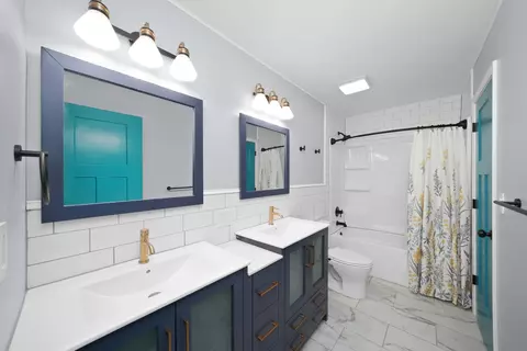 Bath - 1012 Concord Dr, Bartlett, IL 60103 photo 2 of 4
