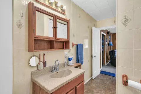 Bath - 846 E Pells St, Paxton, IL 60957 photo 1 of 2