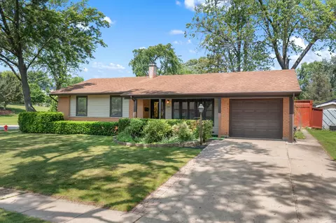 342 Bianco Dr, Elk Grove Village, IL 60007