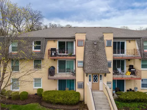 810 N River Rd #3A, Mount Prospect, IL 60056