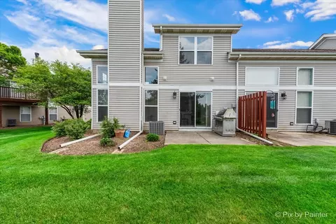 Exterior - 2040 Peach Tree Ln, Algonquin, IL 60102 photo 4 of 7