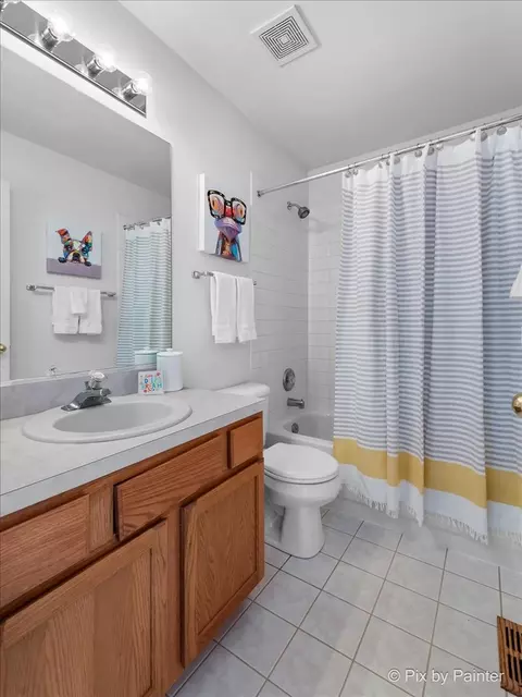Bath - 2040 Peach Tree Ln, Algonquin, IL 60102 photo 2 of 3