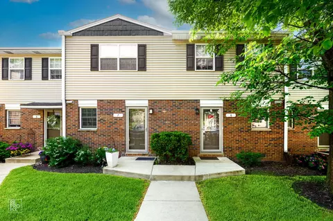 525 W Washington Ave #6, Lake Bluff, IL 60044