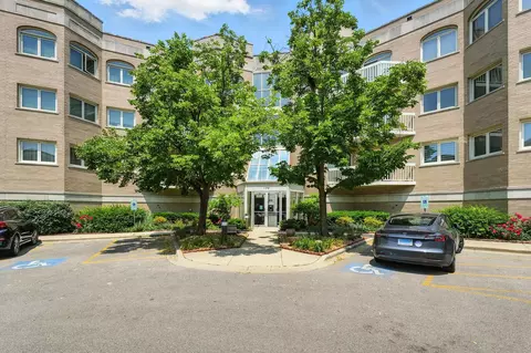 170 Manchester Dr #406, Buffalo Grove, IL 60089