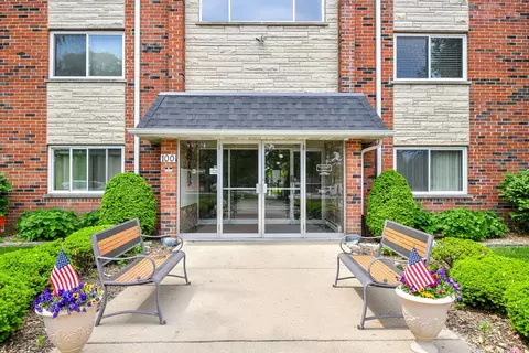 100 W Park Cir #1E, Wheaton, IL 60187
