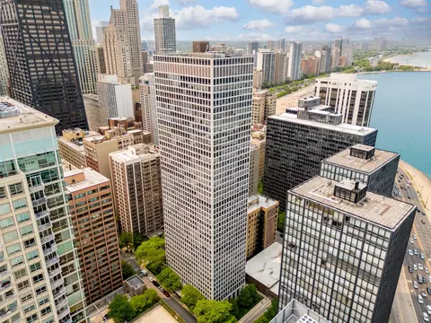 260 E Chestnut St #3202, Chicago, IL 60611