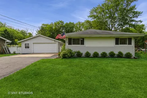 16199 W Des Plaines Dr, Libertyville, IL 60048