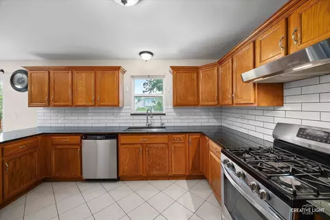 Kitchen - 809 Eagle Dr, Aurora, IL 60506 photo 6 of 6