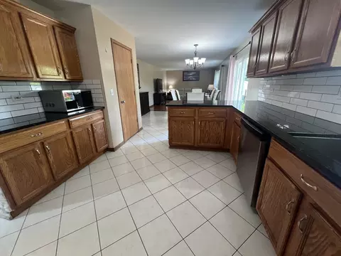Kitchen - 809 Eagle Dr, Aurora, IL 60506 photo 3 of 6