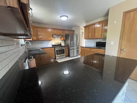 Kitchen - 809 Eagle Dr, Aurora, IL 60506 photo 2 of 6
