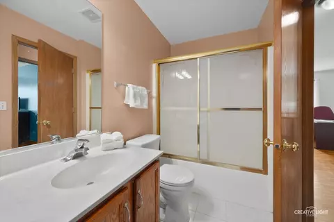 Bath - 809 Eagle Dr, Aurora, IL 60506 photo 4 of 4