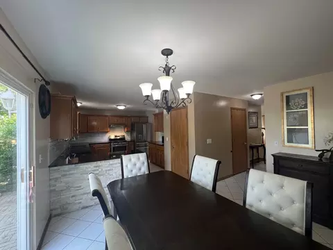 Dining - 809 Eagle Dr, Aurora, IL 60506 photo 4 of 5