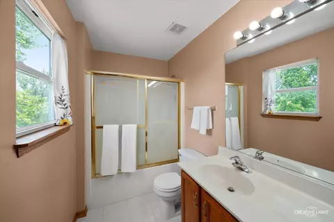 Bath - 809 Eagle Dr, Aurora, IL 60506 photo 2 of 4