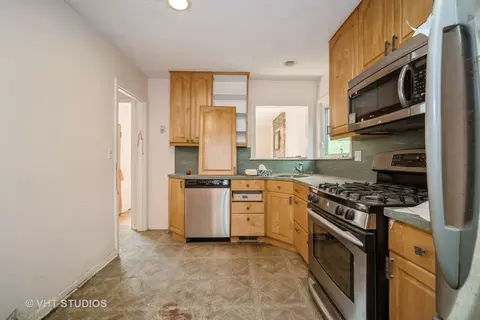 Kitchen - 1731 Maple Ave, Northbrook, IL 60062 photo 2 of 3