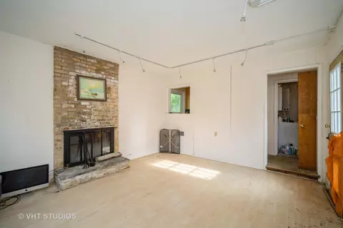 Living - 1731 Maple Ave, Northbrook, IL 60062 photo 2 of 6