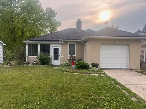 16 S Lake Ave, Fox Lake, IL 60020