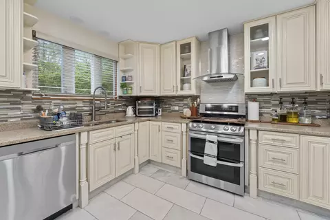 5225 Nicholas Ct, Oak Forest, IL 60452 photo 2