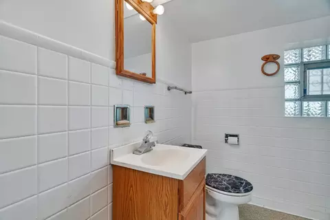 Bath - 14700 Cooper Ave, Harvey, IL 60426 photo 2 of 3