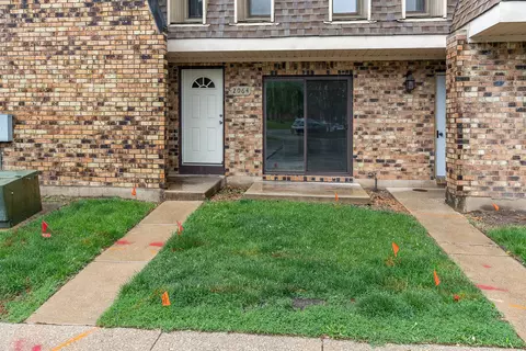 2064 Country Club Dr, Woodridge, IL 60517