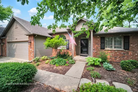 296 Presidential Ln, Elgin, IL 60123