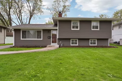 330 Elmwood Dr, Naperville, IL 60540