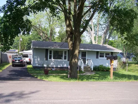 1711 Beach Rd, Mchenry, IL 60050