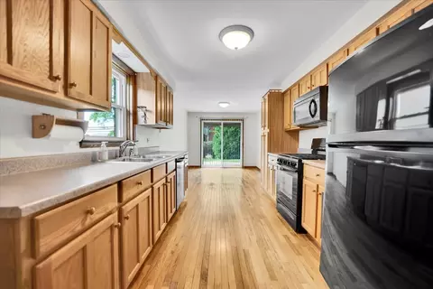 Kitchen - 901 E Ardyce Ln, Mount Prospect, IL 60056 photo 2 of 6