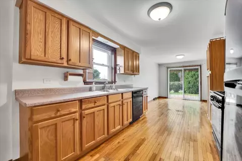 Kitchen - 901 E Ardyce Ln, Mount Prospect, IL 60056 photo 3 of 6