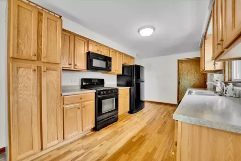 Kitchen - 901 E Ardyce Ln, Mount Prospect, IL 60056 photo 1 of 6
