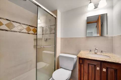 Bath - 901 E Ardyce Ln, Mount Prospect, IL 60056 photo 2 of 5